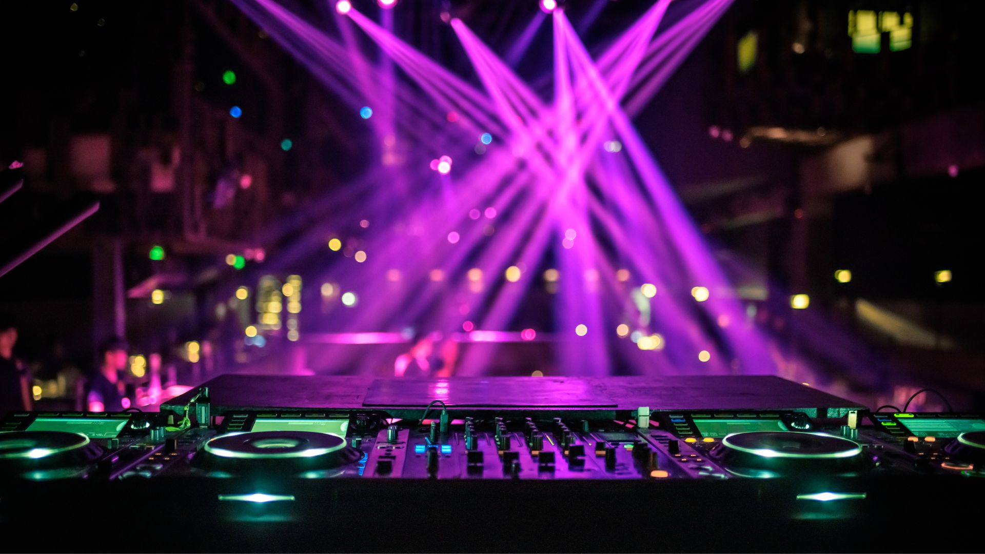 Best DJ Controllers Under $1000